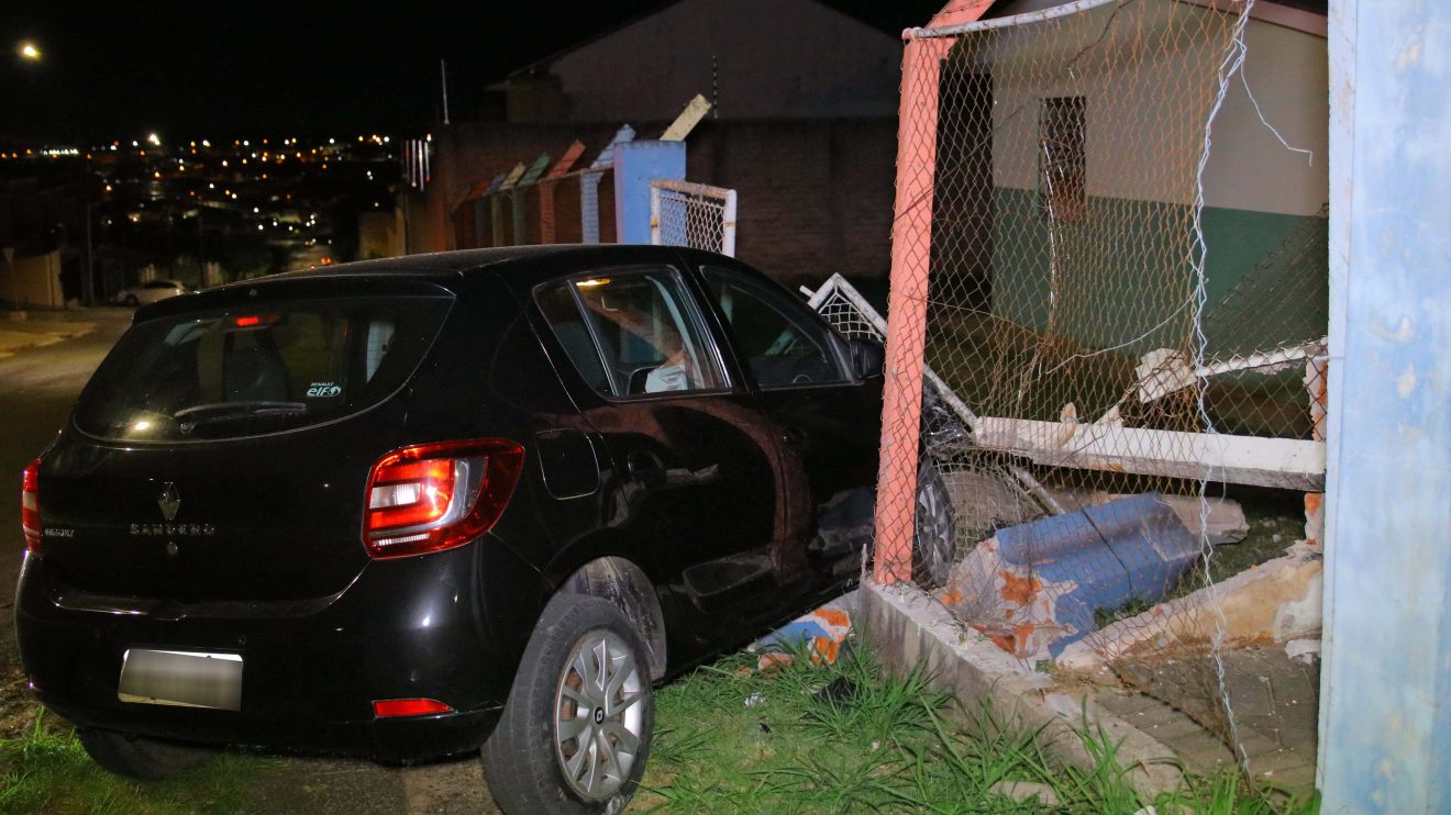 Carro bate em Portão de Escola Boca no Trombone Carro bate em Portão de Escola