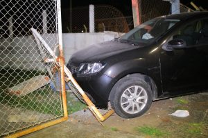 Carro bate em Portão de Escola