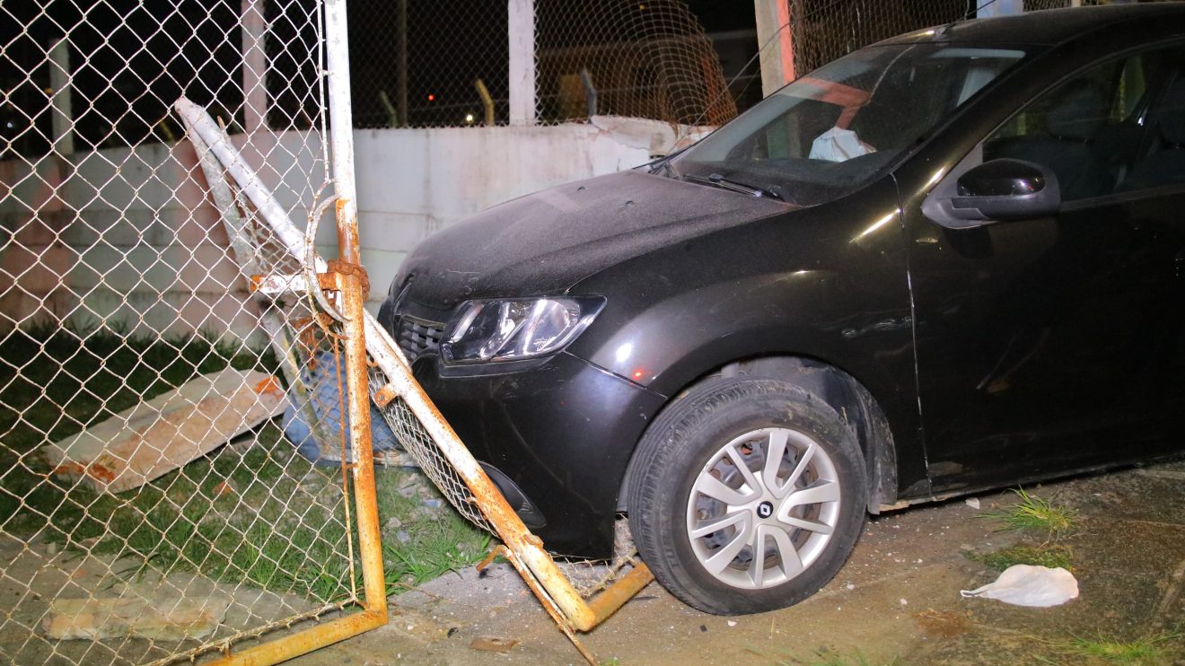 Carro bate em Portão de Escola Boca no Trombone Carro bate em Portão de Escola