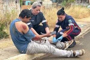 Colisão entre carro e moto deixa condutor ferido em Ponta Grossa