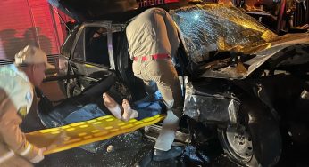 Câmera registra momento em que carro colide com caminhão estacionado em Castro