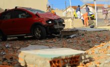 Condutor embriagado colide contra muro de residência 01