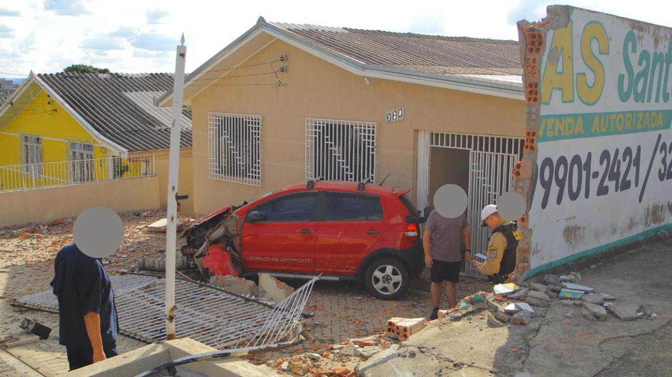 Condutor embriagado colide contra muro de residência 02 Boca no Trombone Condutor embriagado colide contra muro de residência 02