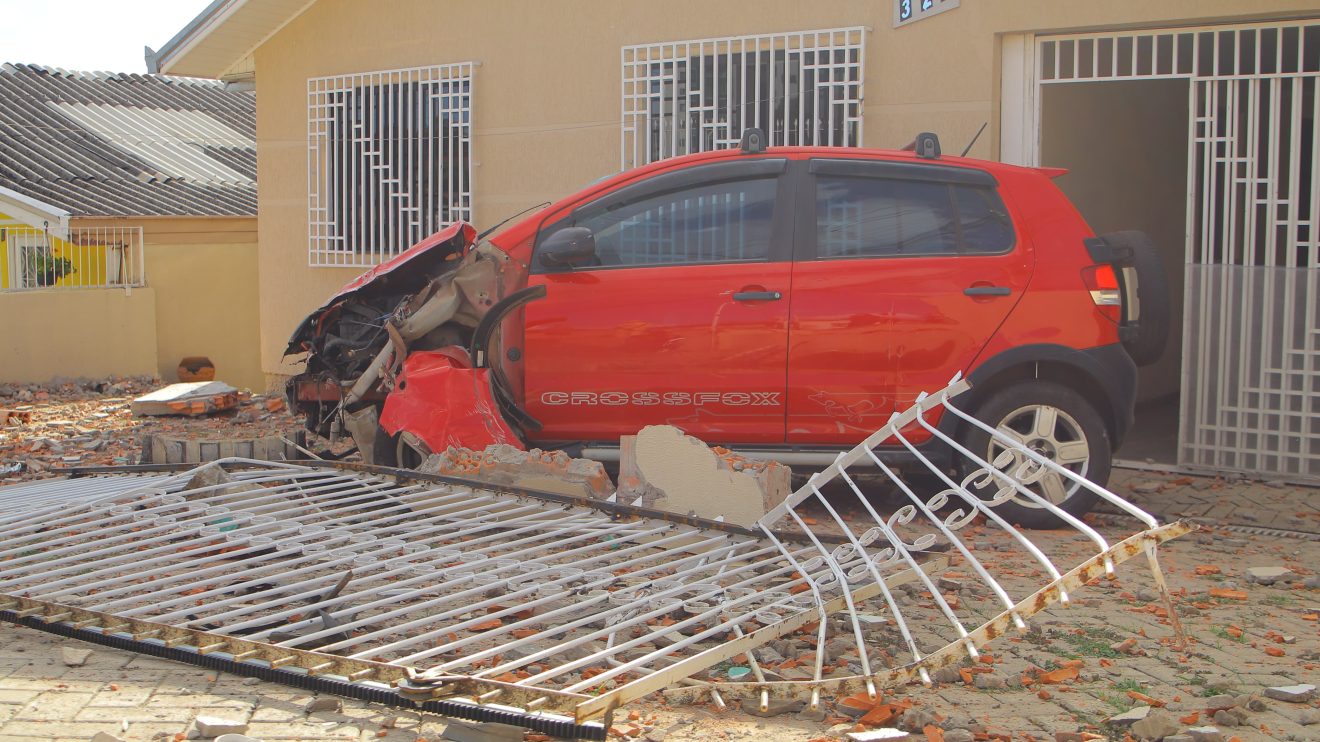 Condutor embriagado colide contra muro de residência 14 Boca no Trombone Condutor embriagado colide contra muro de residência 14