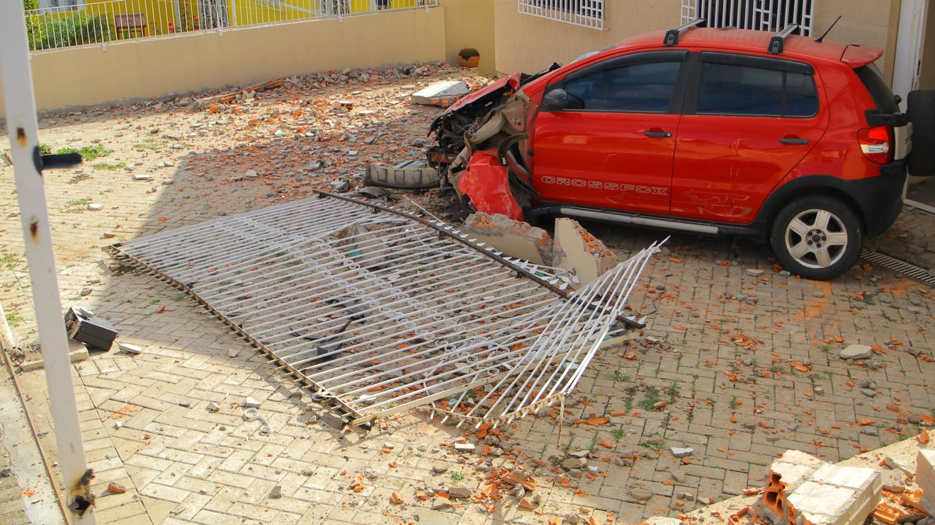 Condutor embriagado colide contra muro de residência 15 Boca no Trombone Condutor embriagado colide contra muro de residência 15