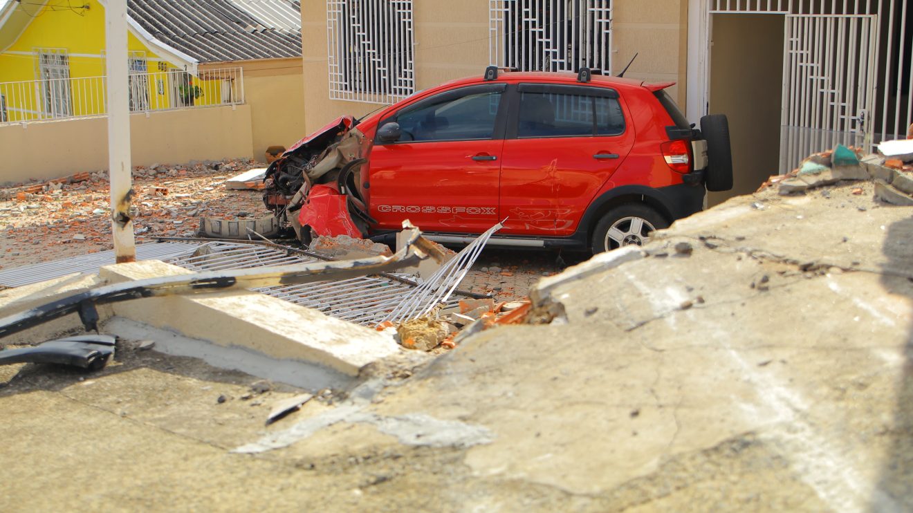 Condutor embriagado colide contra muro de residência 16 Boca no Trombone Condutor embriagado colide contra muro de residência 16