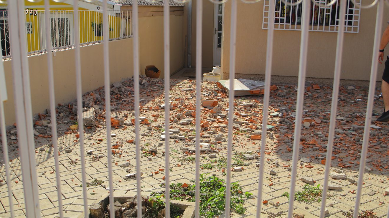 Condutor embriagado colide contra muro de residência 18 Boca no Trombone Condutor embriagado colide contra muro de residência 18