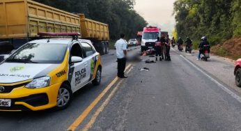 Motociclista morre esmagado por caminhão após cair da moto na região