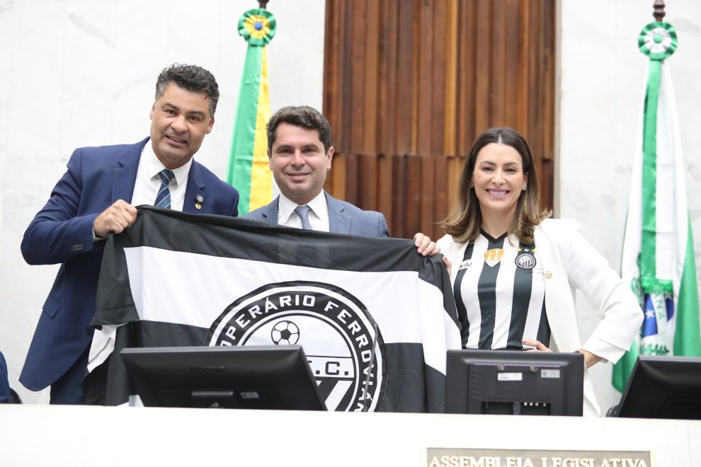 Deputados celebram título do Operário Boca no Trombone Deputados celebram título do Operário