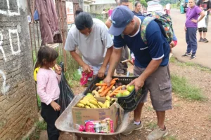 Cada 4 kg de recicláveis dão direito a 1 kg de alimentos, com limite de até 15 kg por família Boca no Trombone Cada 4 kg de recicláveis dão direito a 1 kg de alimentos, com limite de até 15 kg por família