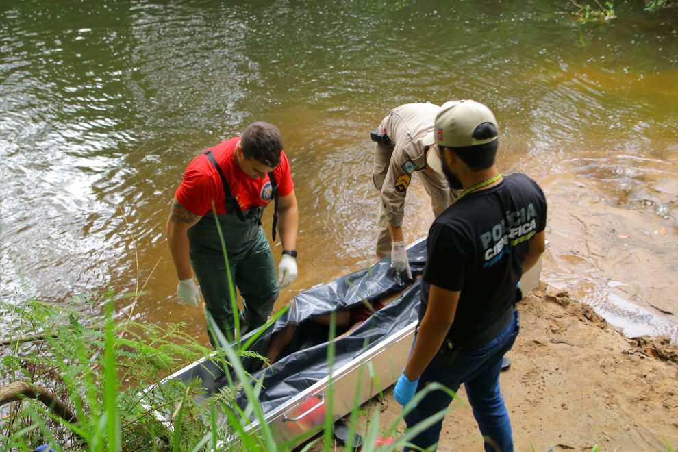 Moradores encontram cadáver no Balneário Rio Verde 11 Boca no Trombone Moradores encontram cadáver no Balneário Rio Verde 11