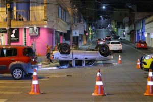 Acidente entre Uno e caminhonete deixa menino de 9 anos ferido em Ponta Grossa Boca no Trombone Acidente entre Uno e caminhonete deixa menino de 9 anos ferido em Ponta Grossa