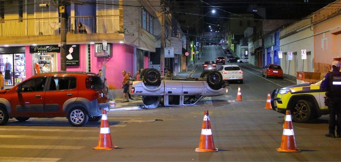 Acidente entre Uno e caminhonete deixa menino de 9 anos ferido em Ponta Grossa