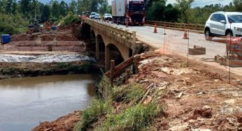 Desmoronamento de terra interditou parcialmente pista da ponte do Rio Tibagi em PG
