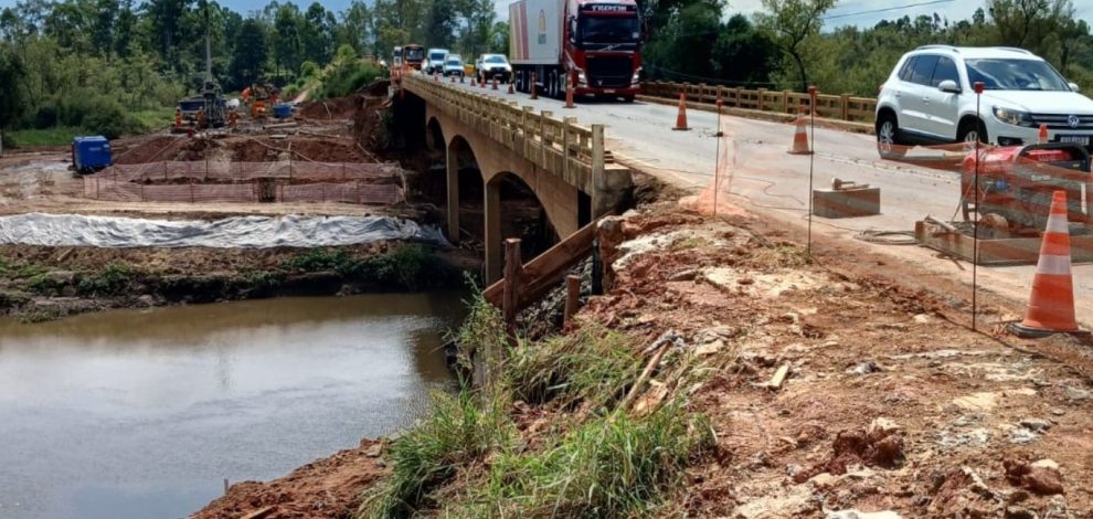 Desmoronamento de terra interditou pista da ponte do Rio Tibagi em Ponta Grossa Boca no Trombone Desmoronamento de terra interditou pista da ponte do Rio Tibagi em Ponta Grossa