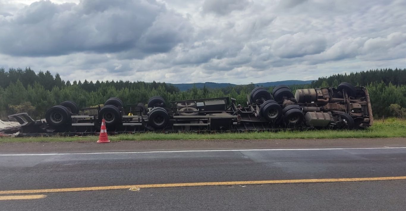 Caminhão capota na PR-151 entre Piraí do Sul e Jaguariaíva nos Campos Gerais