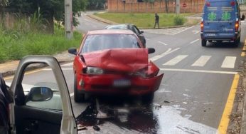 Motorista entra na contramão e colide com outro carro em Ponta Grossa