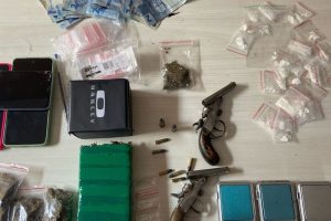 Homem é preso em Castro por tentativa de homicídio em frente a escola; drogas e armas foram apreendidas Boca no Trombone Homem é preso em Castro por tentativa de homicídio em frente a escola; drogas e armas foram apreendidas