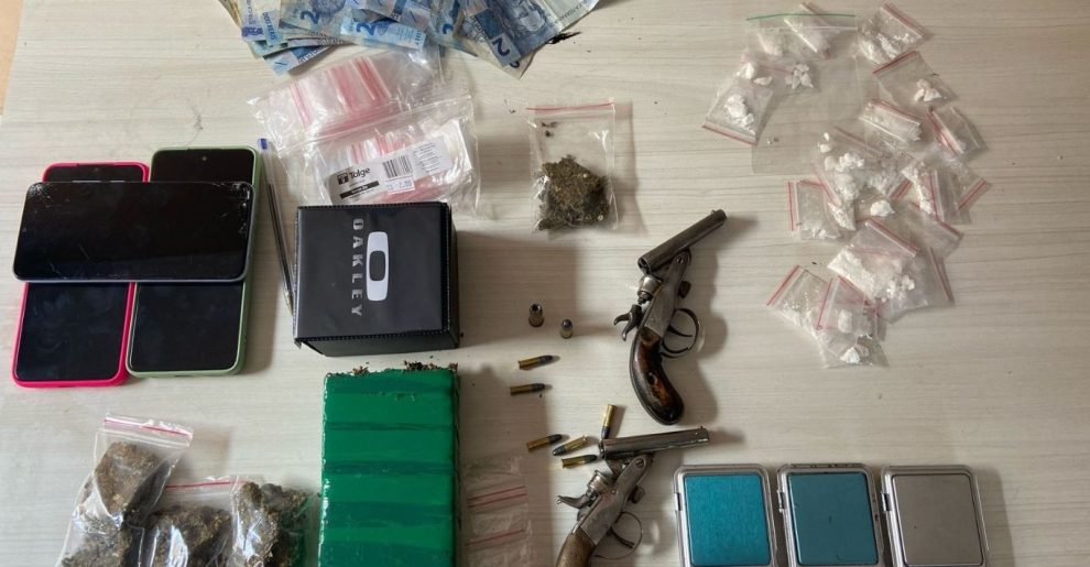 Homem é preso em Castro por tentativa de homicídio em frente a escola; drogas e armas foram apreendidas Boca no Trombone Homem é preso em Castro por tentativa de homicídio em frente a escola; drogas e armas foram apreendidas