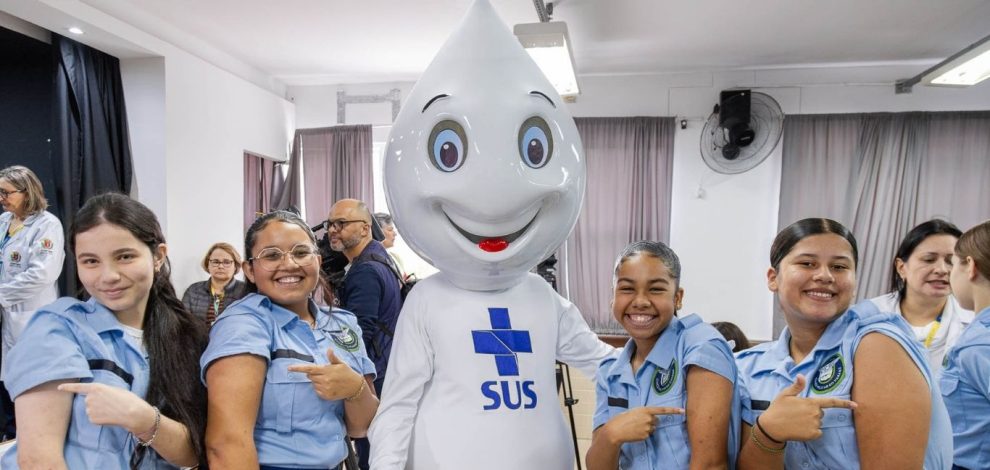 Paraná leva vacinação às escolas para reforçar proteção de 2,4 milhões de alunos Boca no Trombone Paraná leva vacinação às escolas para reforçar proteção de 2,4 milhões de alunos