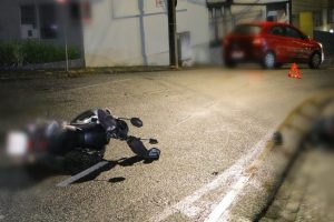 Motociclista é arremessado após colisão com veículo no centro de Ponta Grossa Boca no Trombone Motociclista é arremessado após colisão com veículo no centro de Ponta Grossa