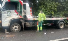 Caminhão guincho do DER é atingido por outro veículo na BR-376, em Tibagi