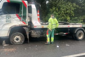 Caminhão guincho do DER é atingido por outro veículo na BR-376, em Tibagi Boca no Trombone Caminhão guincho do DER é atingido por outro veículo na BR-376, em Tibagi