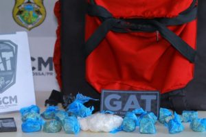 Suspeito corre ao ver viatura da GCM e é capturado com droga pronta para venda em PG
