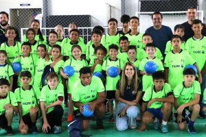 Alunos do "Maestro da Bola" recebem uniformes em Castro Boca no Trombone Alunos do "Maestro da Bola" recebem uniformes em Castro