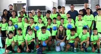 Alunos do “Maestro da Bola” recebem uniformes em Castro
