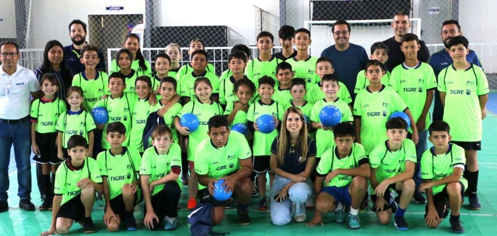 Alunos do "Maestro da Bola" recebem uniformes em Castro Boca no Trombone Alunos do "Maestro da Bola" recebem uniformes em Castro