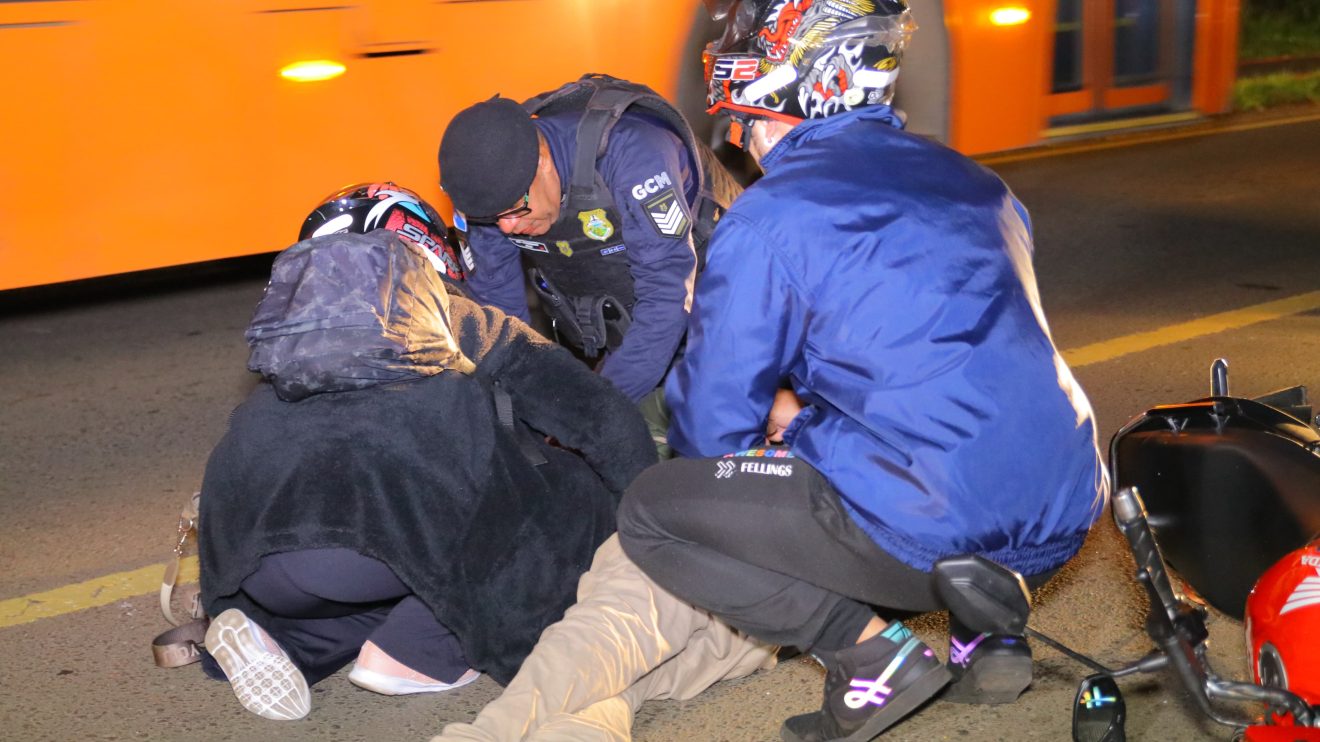 Motociclista fica ferido após ser fechado por carro que entrou em condomínio em Ponta Grossa Boca no Trombone Motociclista fica ferido após ser fechado por carro que entrou em condomínio em Ponta Grossa
