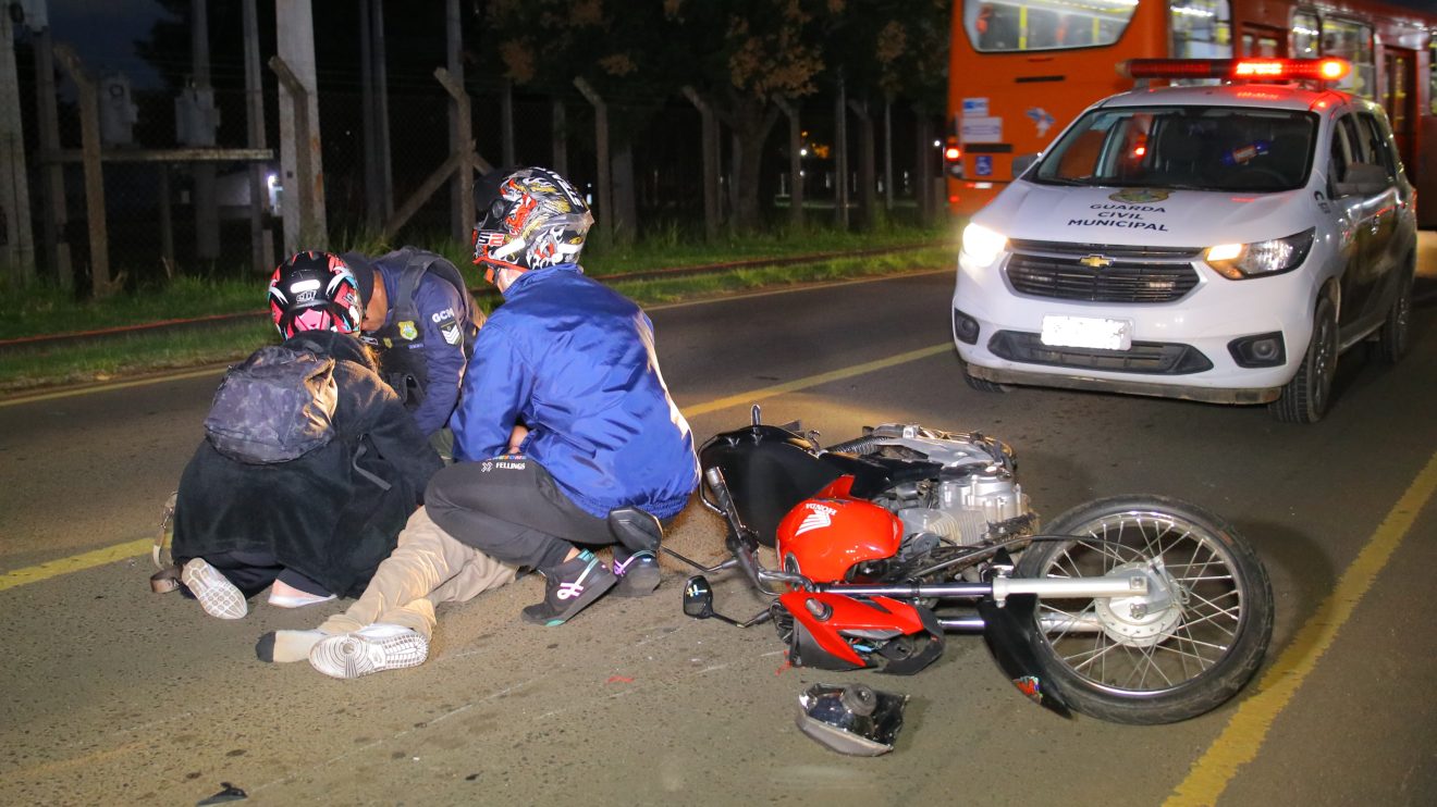 Motociclista fica ferido após ser fechado por carro que entrou em condomínio em Ponta Grossa Boca no Trombone Motociclista fica ferido após ser fechado por carro que entrou em condomínio em Ponta Grossa