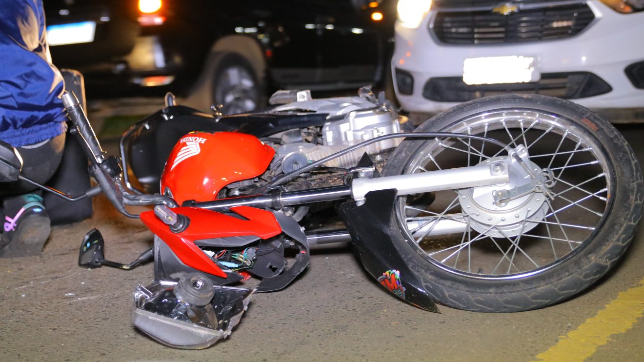 Motociclista fica ferido após ser fechado por carro que entrou em condomínio em Ponta Grossa Boca no Trombone Motociclista fica ferido após ser fechado por carro que entrou em condomínio em Ponta Grossa