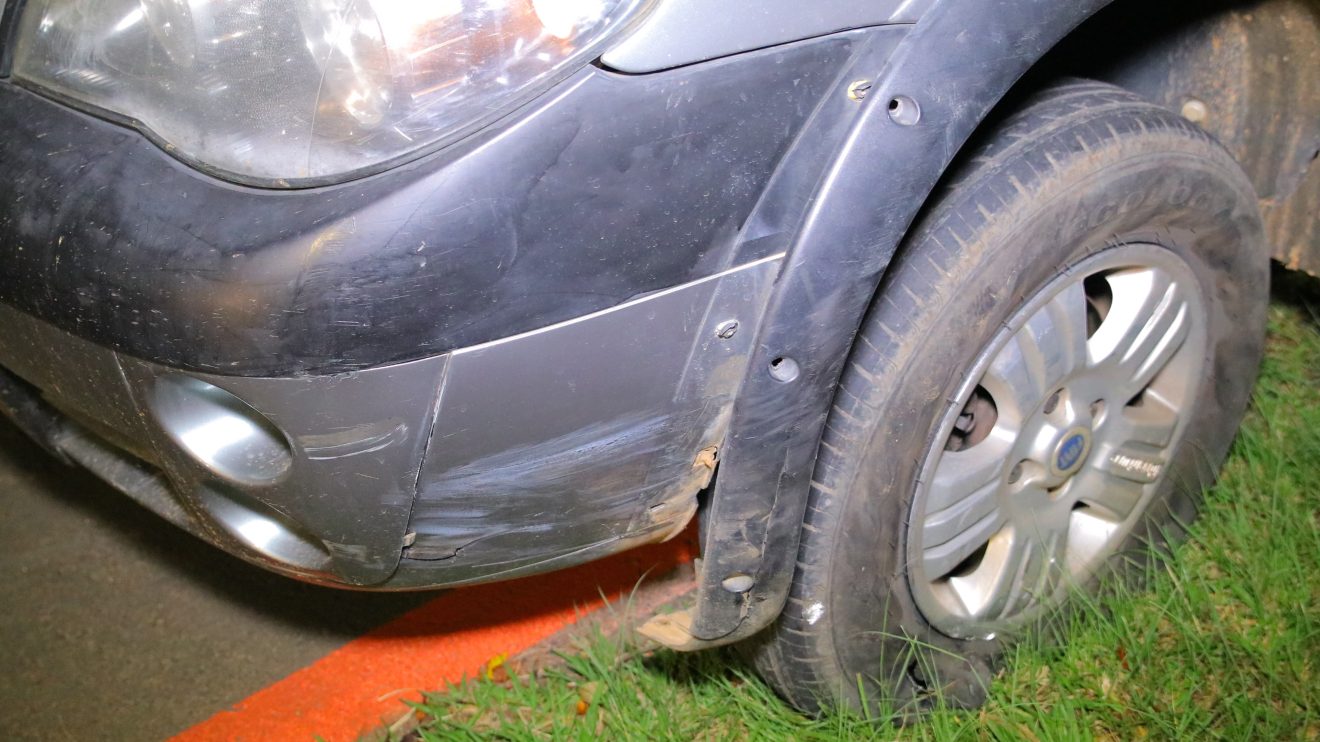 Motociclista fica ferido após ser fechado por carro que entrou em condomínio em Ponta Grossa Boca no Trombone Motociclista fica ferido após ser fechado por carro que entrou em condomínio em Ponta Grossa