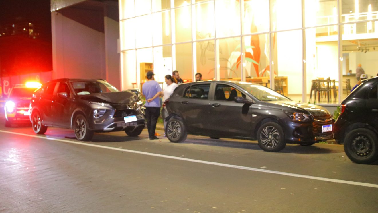 Engavetamento com três veículos mobiliza socorristas em Ponta Grossa Boca no Trombone Engavetamento com três veículos mobiliza socorristas em Ponta Grossa