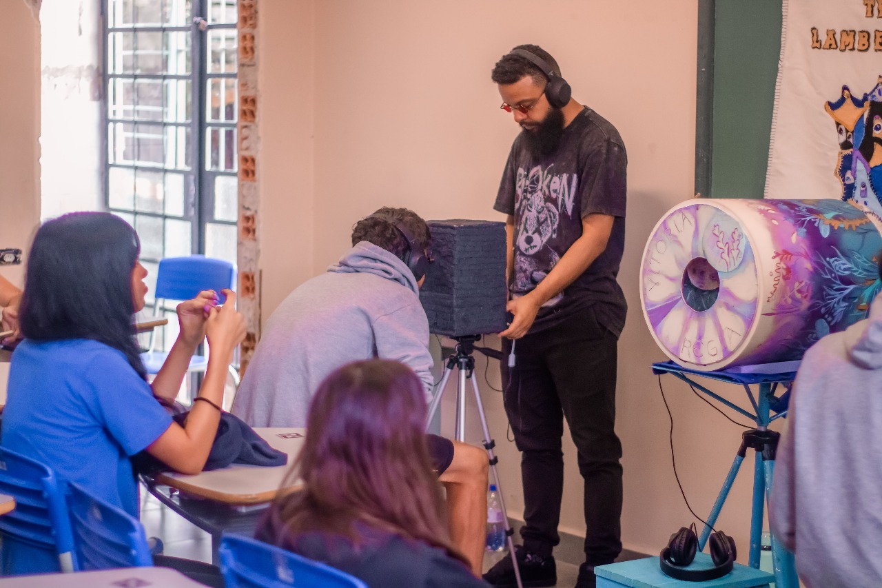 Depois de passar por escolas da cidade, iniciativa do Coletivo Cacareco chega aos espaços públicos com apresentações intimistas e acessíveis para toda a população