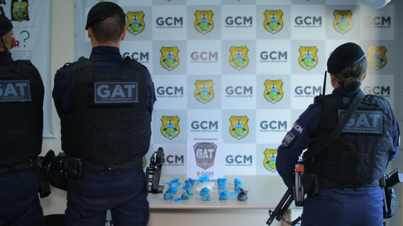 Suspeito corre ao ver viatura da GCM e é capturado com droga pronta para venda em PG Boca no Trombone Suspeito corre ao ver viatura da GCM e é capturado com droga pronta para venda em PG