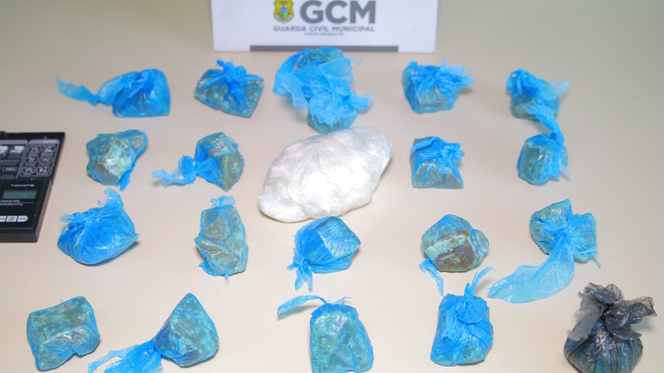 Suspeito corre ao ver viatura da GCM e é capturado com droga pronta para venda em PG Boca no Trombone Suspeito corre ao ver viatura da GCM e é capturado com droga pronta para venda em PG