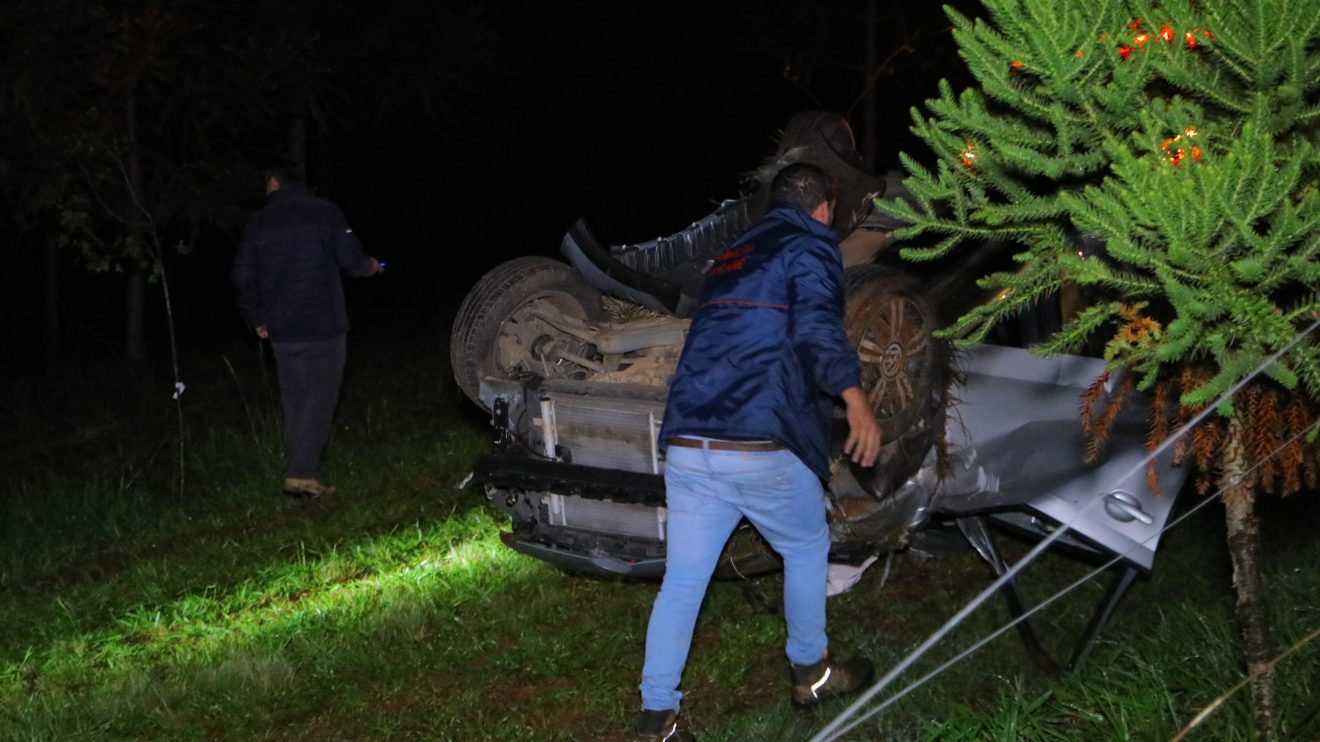 Motorista capota carro na BR-376 em Ponta Grossa e é levado à UPA Boca no Trombone Motorista capota carro na BR-376 em Ponta Grossa e é levado à UPA