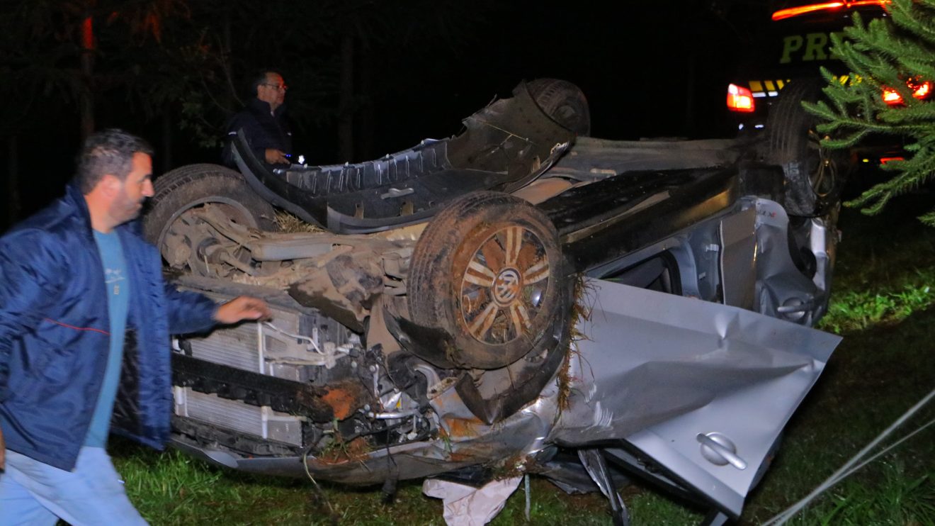 Motorista capota carro na BR-376 em Ponta Grossa e é levado à UPA Boca no Trombone Motorista capota carro na BR-376 em Ponta Grossa e é levado à UPA