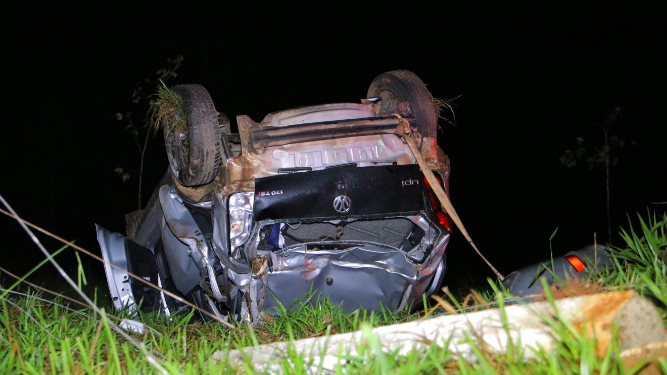 Motorista capota carro na BR-376 em Ponta Grossa e é levado à UPA Boca no Trombone Motorista capota carro na BR-376 em Ponta Grossa e é levado à UPA