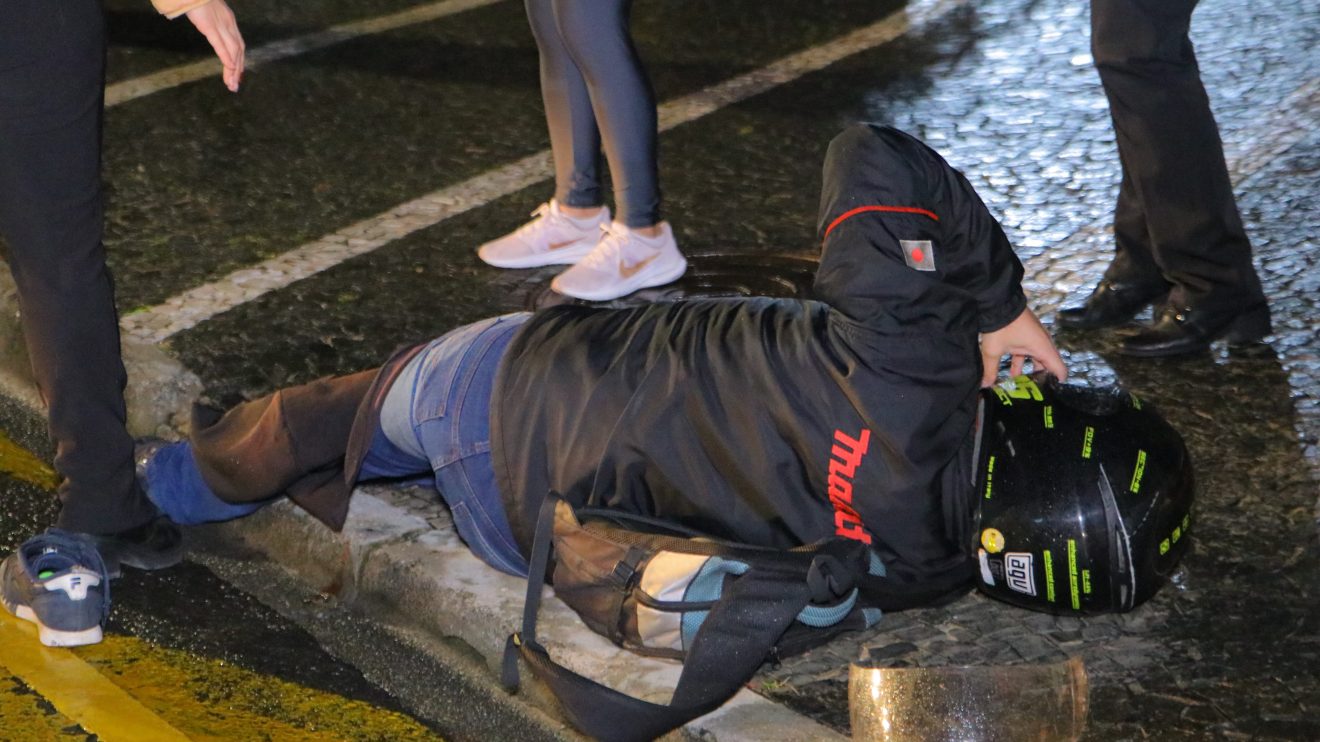Motociclista é arremessado após colisão com veículo no centro de Ponta Grossa Boca no Trombone Motociclista é arremessado após colisão com veículo no centro de Ponta Grossa