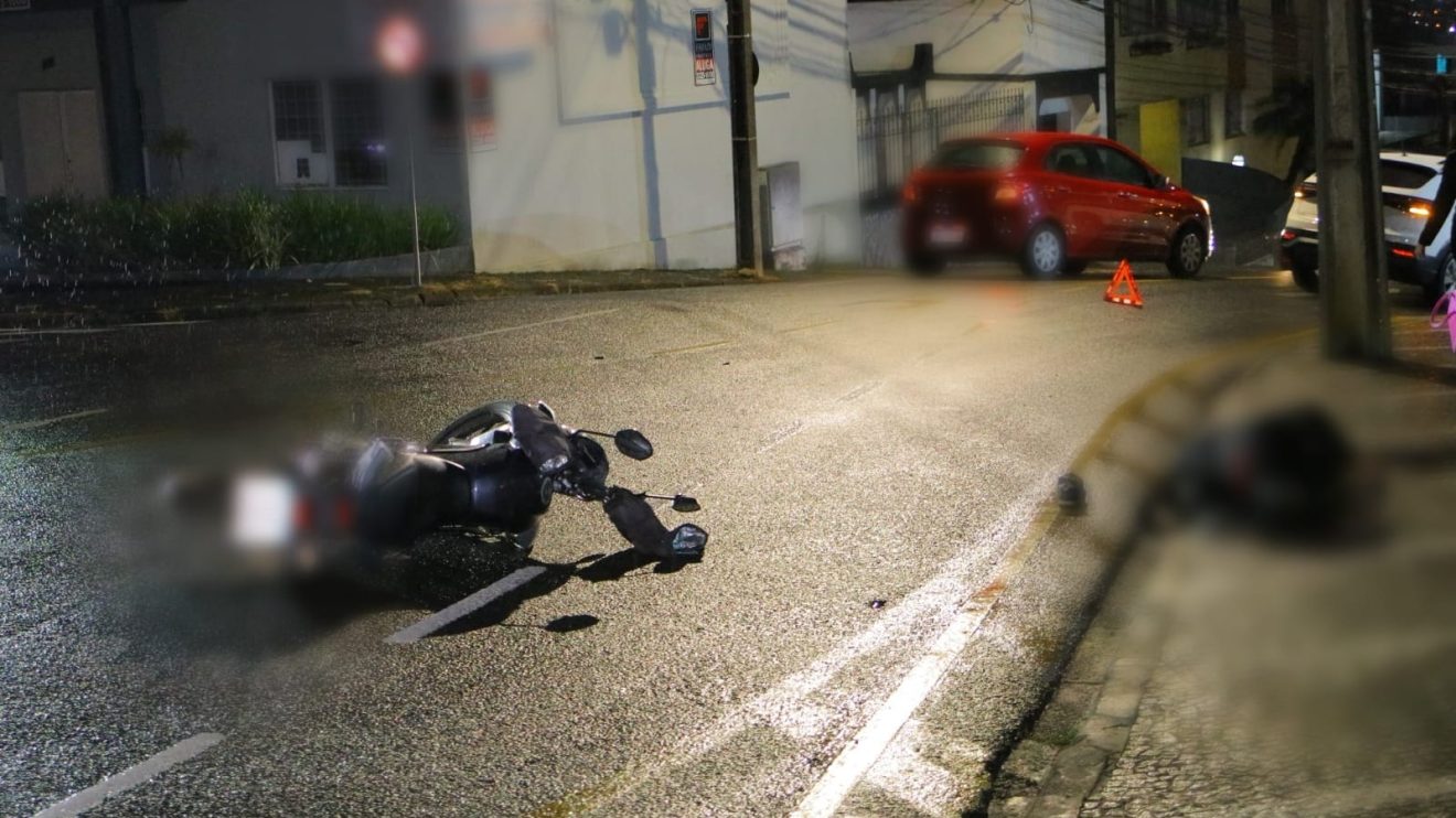 Motociclista é arremessado após colisão com veículo no centro de Ponta Grossa Boca no Trombone Motociclista é arremessado após colisão com veículo no centro de Ponta Grossa
