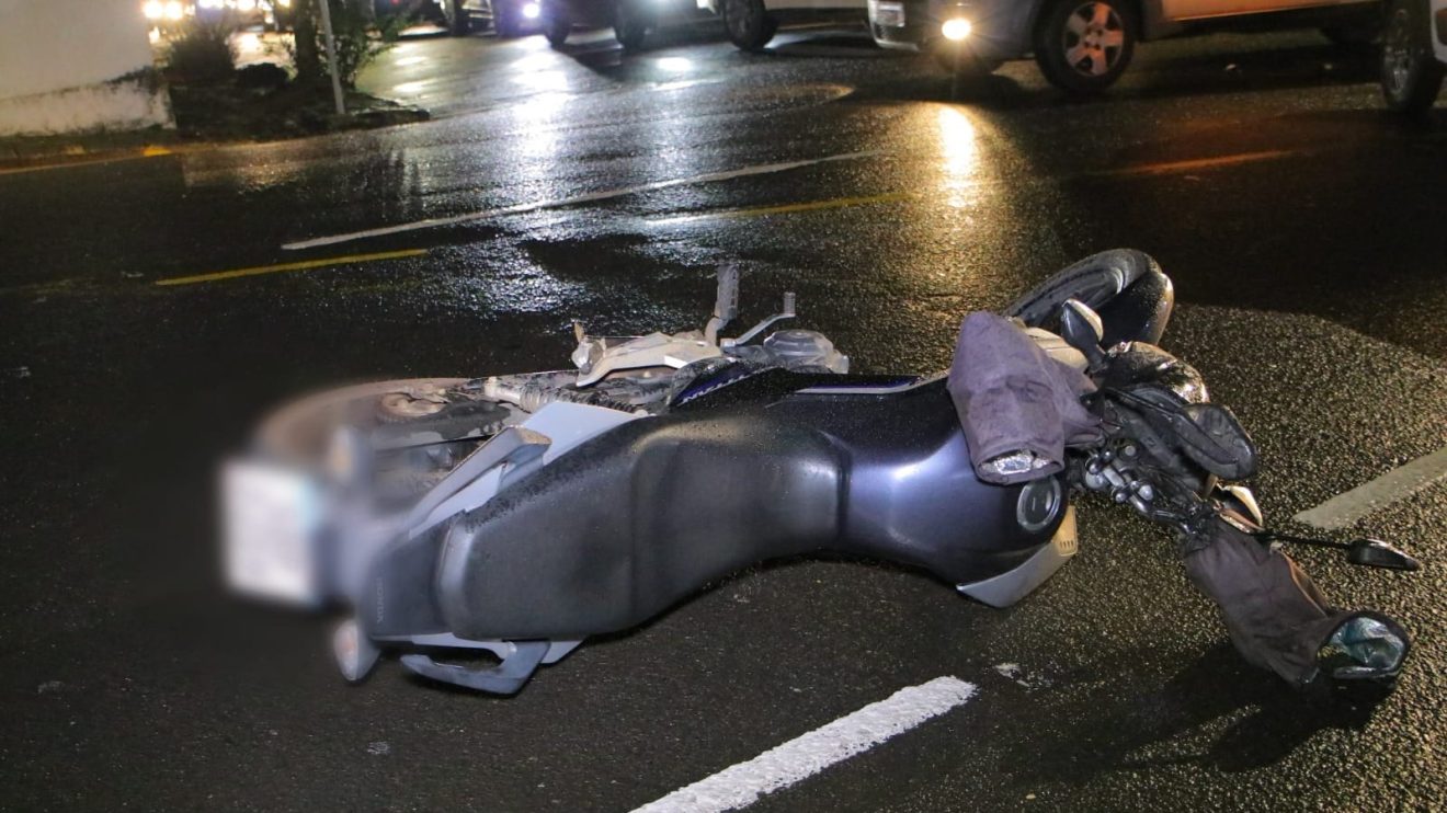 Motociclista é arremessado após colisão com veículo no centro de Ponta Grossa Boca no Trombone Motociclista é arremessado após colisão com veículo no centro de Ponta Grossa