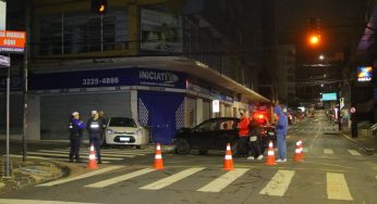 Colisão entre carros na região central de Ponta Grossa deixa passageira ferida