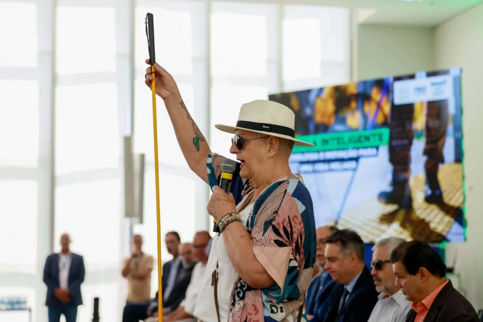 De acordo com o Censo de 2022 do Instituto Brasileiro de Geografia e Estatística (IBGE), cerca de 6,5 milhões de brasileiros têm algum tipo de deficiência visual, sendo que 582 mil são cegas Boca no Trombone De acordo com o Censo de 2022 do Instituto Brasileiro de Geografia e Estatística (IBGE), cerca de 6,5 milhões de brasileiros têm algum tipo de deficiência visual, sendo que 582 mil são cegas