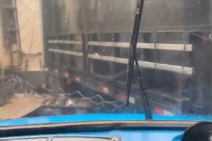 Vídeo mostra o momento que o caminhão conseguiu frear e desviar Boca no Trombone Vídeo mostra o momento que o caminhão conseguiu frear e desviar