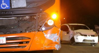 Mulher é socorrida após acidente entre carro e ônibus em PG