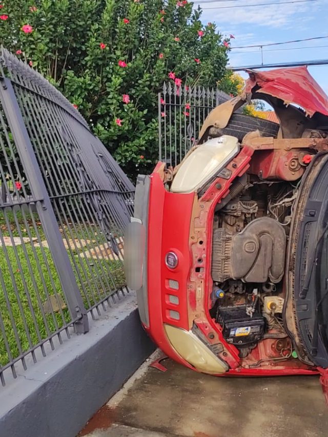 Veículo tomba após ser atingido por outro em PG